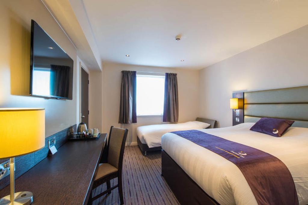 Premier Inn London Kingston Upon Thames Exterior foto